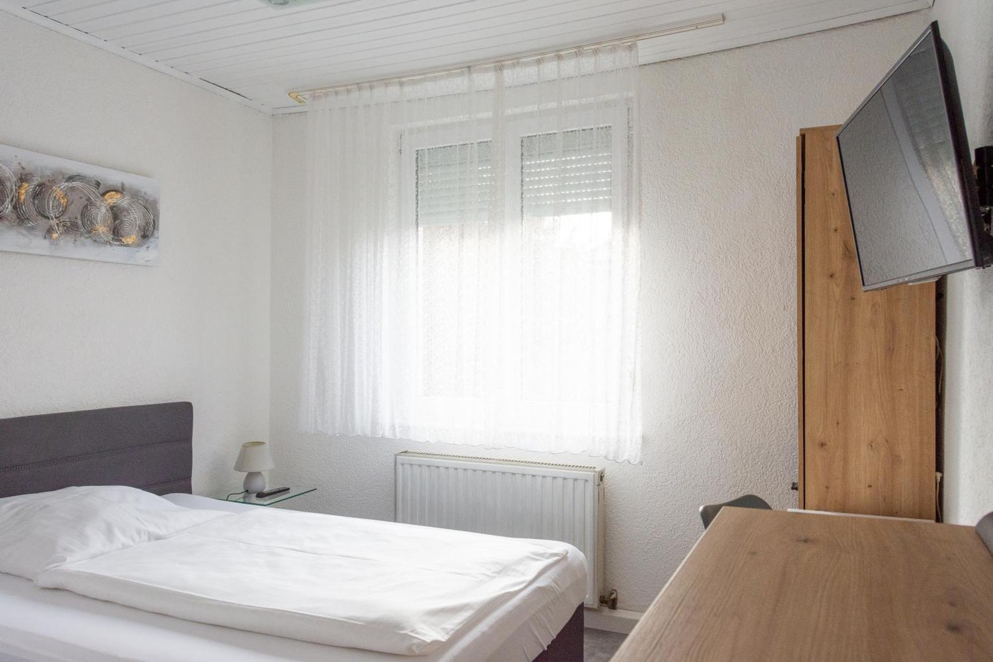 Hotel-Cocco-Bello In Der Villa Foret Лудвигсбург Екстериор снимка